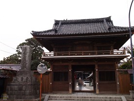 本覚寺の仁王門は妙本寺側にある。