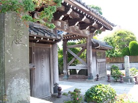 こちらは鎌倉駅側に構える門。