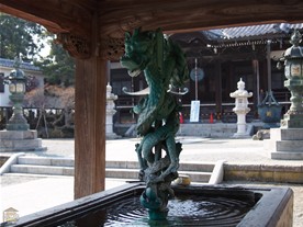 本覚寺境内にある手水舎。龍の顔がやや御茶目。