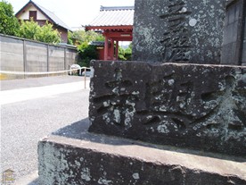 本興寺は鎌倉駅から南に歩いて約15分程、JR横須賀線の踏切の手前にあるお寺。総門が通りからやや奥まった所にあるため、見落としてしまいがちなお寺。