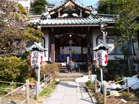 常栄寺は参道が短い。総門をくぐってすぐに本堂にたどり着く。
