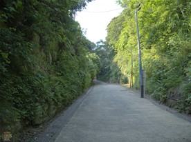 亀ヶ谷坂は長寿寺と海蔵寺岩船地蔵堂を結ぶ道の途中にある切通。現在は舗装され生活道としても使われているが、海蔵寺方面から歩くと結構な急斜面の上り坂。