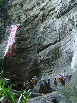 切り立った崖の下には地蔵菩薩が祀られている。