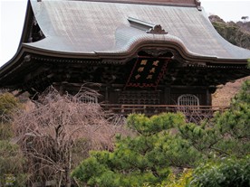建長寺の山門は東日本最大規模。建築様式は禅宗様。現在の山門は江戸時代に再建されたもの。重要文化財に指定されたのは比較的最近で2005年。
