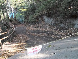 11月下旬に化粧坂を訪れると、ロープが張られ「通行禁止」のプレートがあった。この年の10月に訪れた台風でがけ崩れが発生し通行禁止となった模様。写真奥のブルーシートの部分が崩れた場所。