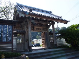 鎌倉四大寺の一つといわれるだけあり、総門も大きい光明寺。