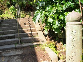 「どんなトコロ？」に書いたように光則寺には日郎が閉じ込められた土牢がある。土牢のある場所はこの階段が目印。「土之牢大門」（？）と書かれている。