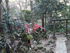 こちらも大仏ハイキングコースと佐助稲荷神社をつなぐ道沿いの光景。無数の石造りの祠が並ぶ。