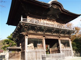 称名寺の仁王門。老朽化しているためなのか、門をくぐることはできない。ここまで歴史を感じさせる仁王門は鎌倉では見ていない。