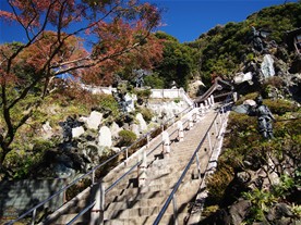 [1]天園ハイキングコースの出入口はいくつかあるが建長寺の半僧坊から入るのがオススメ。半僧坊の階段の両脇には烏天狗が並び、非日常的な景色を味わうことができる。