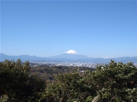 [3]半僧坊から5分程で勝上けん展望台に着く。勝上けん展望台では、天気が良く空気が澄んでいれば富士山を望むことができる。（天園ハイキングコース）