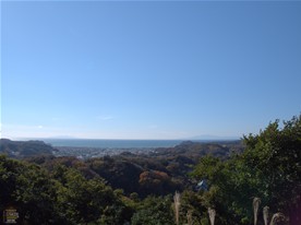 [4]勝上けん展望台から、南方には大島や伊豆半島が見える。（天園ハイキングコース）
