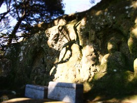 [5]十王岩。岩の側面には死者の魂を裁くという十王が彫られている。