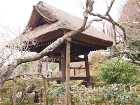 東慶寺の銅鐘は室町時代のもので、県指定の重要文化財。
