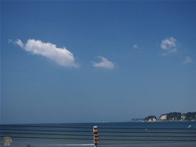 和賀江嶋付近から見る海の景色はなかなか良い。右奥に見える岬は稲村ガ崎。さらにその奥に江ノ島。