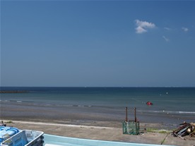 夏の湘南というと人が集まるため、海水が濁っているイメージがあったが、この日見た限りにおいて、和賀江嶋付近の水は綺麗だった。